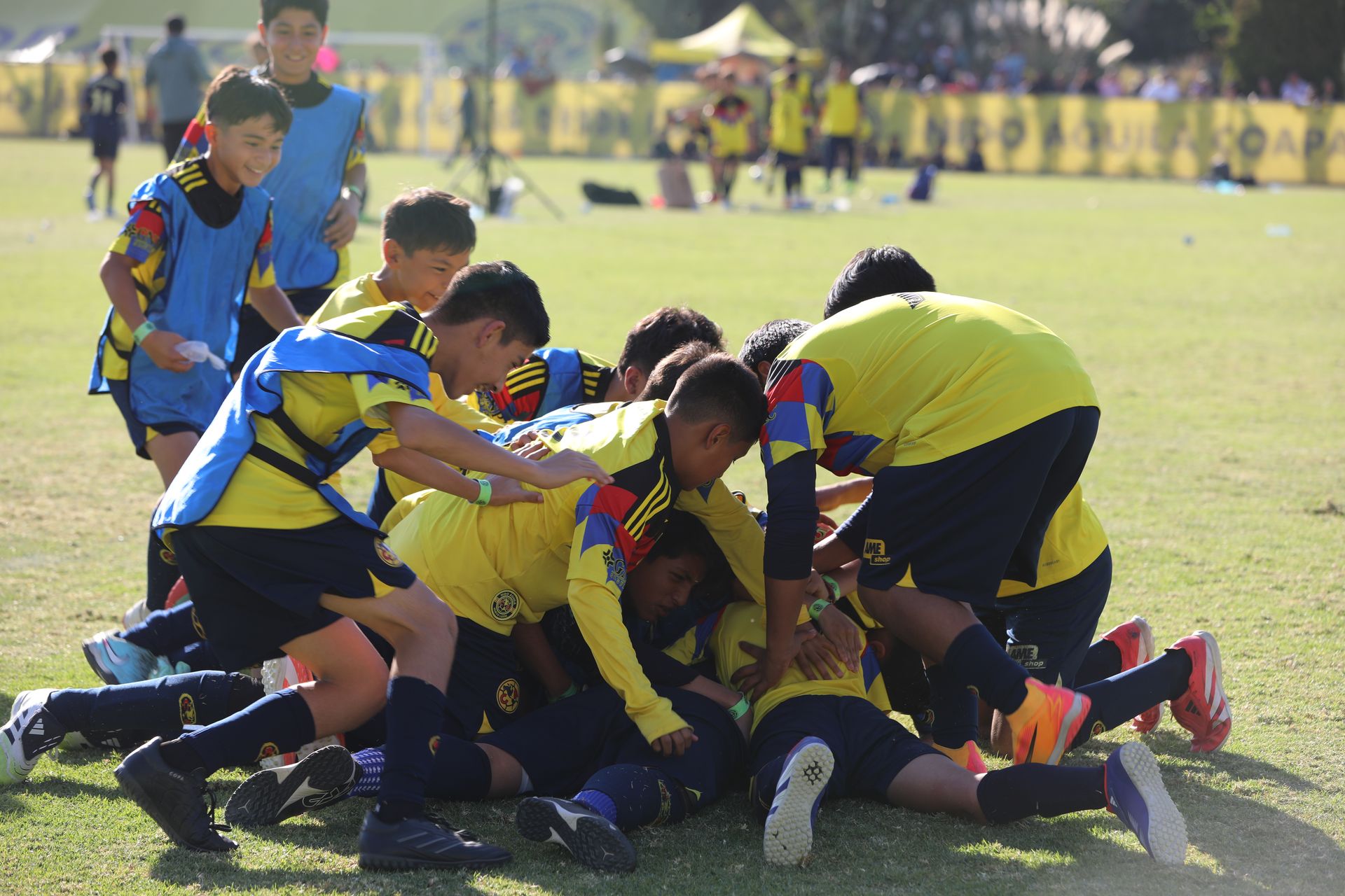 Nido Águila Riverside players celebrating a goal together