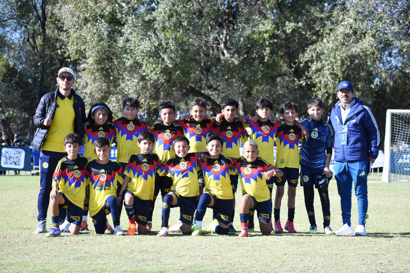 The Nido Águila Riverside squad and coaches together for a team photo