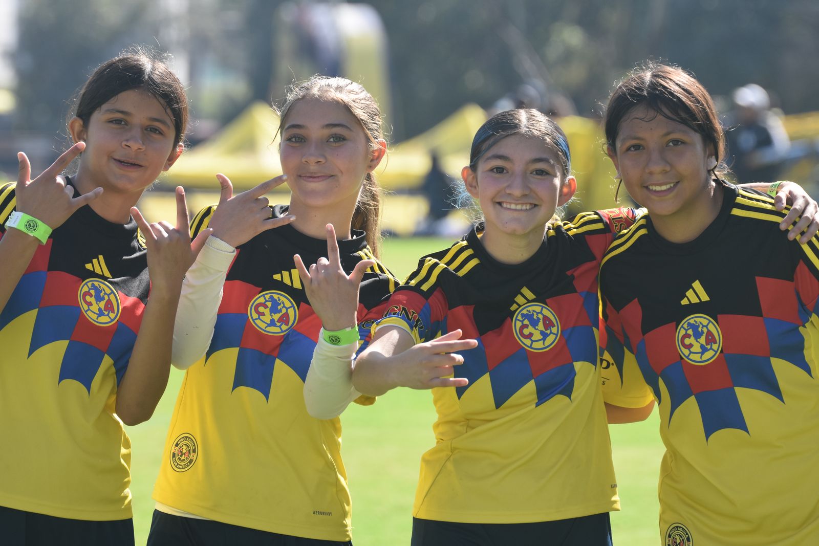 Nido Águila Riverside players and families celebrating together